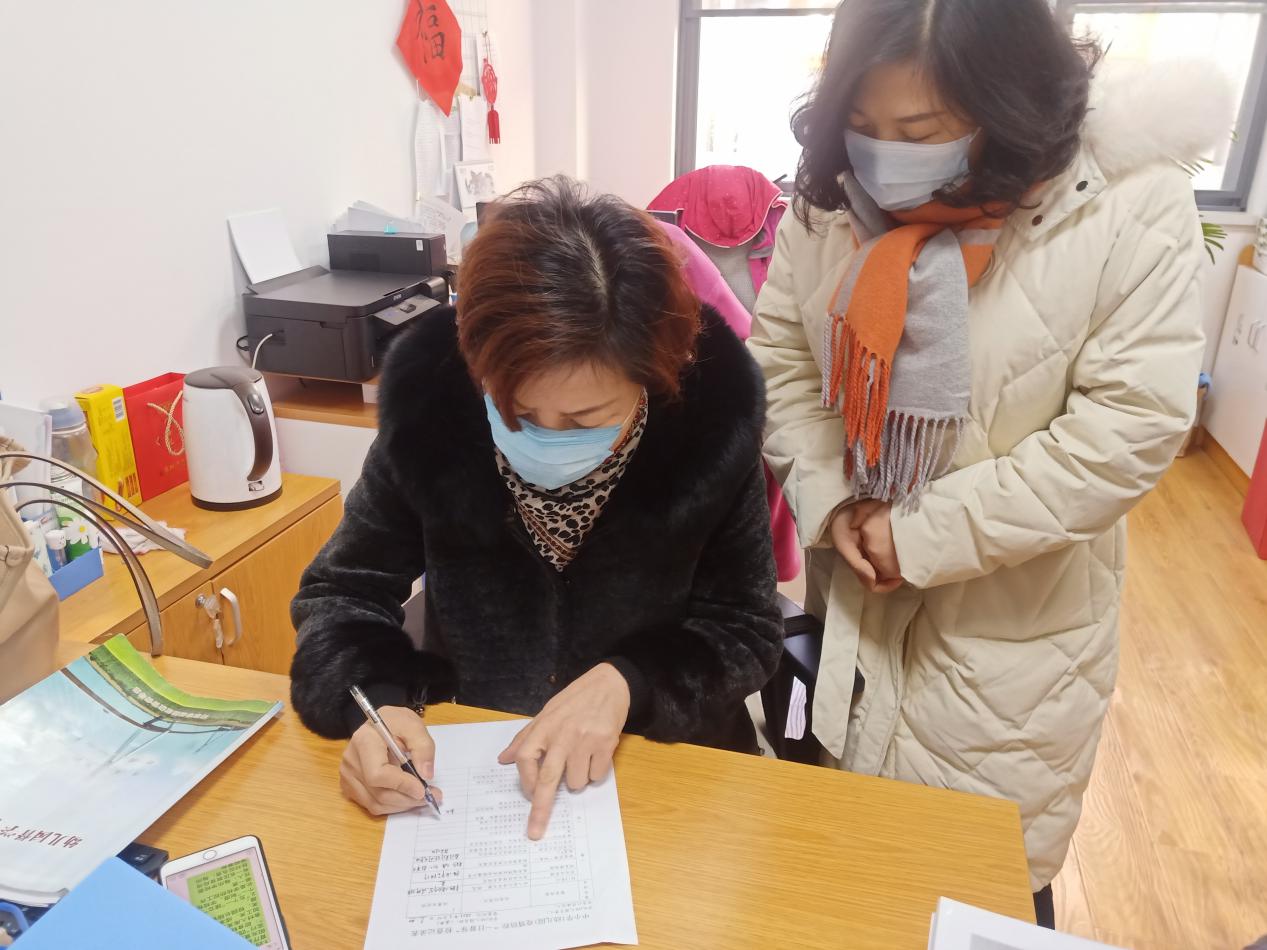 【幼教督学】 疫情当前严检查 筑牢健康防线墙_html_4e30fb42.jpg