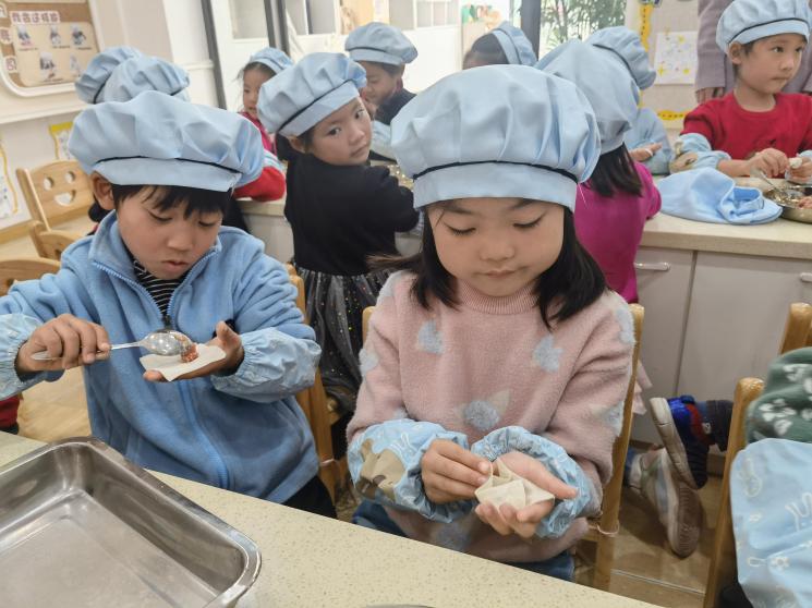 【生命迈幼·家园共育】面皮与肉丸的奇妙组合_html_152fd4fd.jpg