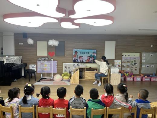 【生命迈幼·校园新闻】萌娃齐上阵，劳动不止步_html_67617a22.jpg