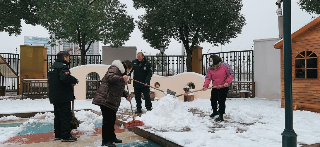 大雪纷纷寒潮至 扫雪防冻保安全12.19_html_2d708ceb.jpg