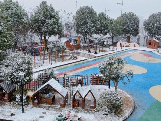 大雪纷纷寒潮至 扫雪防冻保安全12.19_html_m50d8d82.jpg