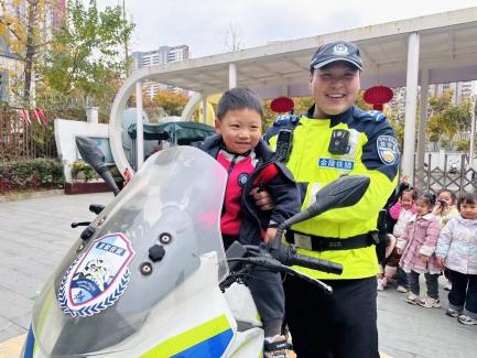 【生命迈幼 安全第一】铁骑“萌”闯校园 安全“童”伴成长——迈皋桥幼儿园丁家庄三分园122交通安全日趣味课堂_html_2baadb1f.jpg