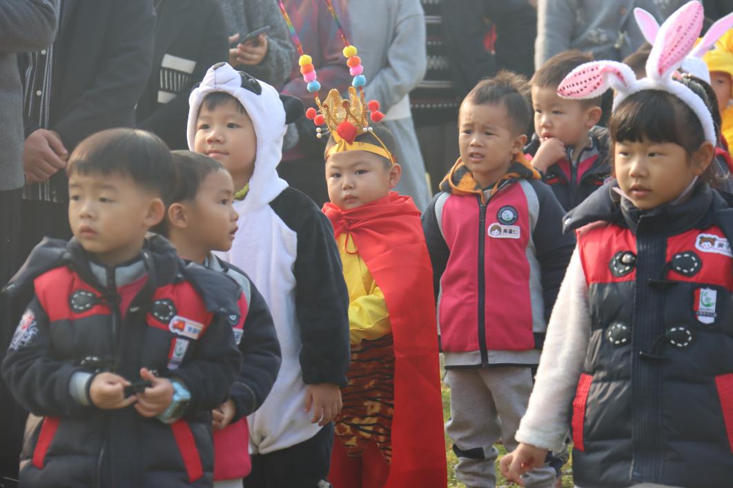 绘本节 亲子运动会 新闻稿 _html_m7135f562.jpg