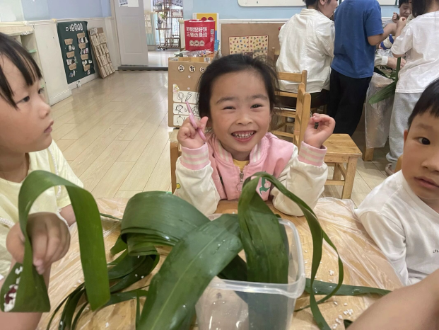 【生命迈幼·校园新闻】“香”约端午，“粽”享童趣--迈幼一园端午节系列活动(1)_html_5a128aeb.png