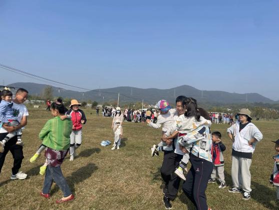 定稿：【生命迈幼·留住“秋”迹】探秘秋日，悦享秋游——迈幼嘉誉山分园秋游活动 (修改)_html_m58dafa5a.jpg