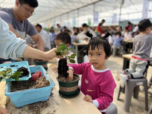 定稿：【生命迈幼·留住“秋”迹】探秘秋日，悦享秋游——迈幼嘉誉山分园秋游活动 (修改)_html_5b506596.jpg