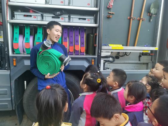 【生命迈幼&middot;安全第一】消防“零”距离，安全记心中.新闻稿修改  (1)_html_16180f5c.jpg