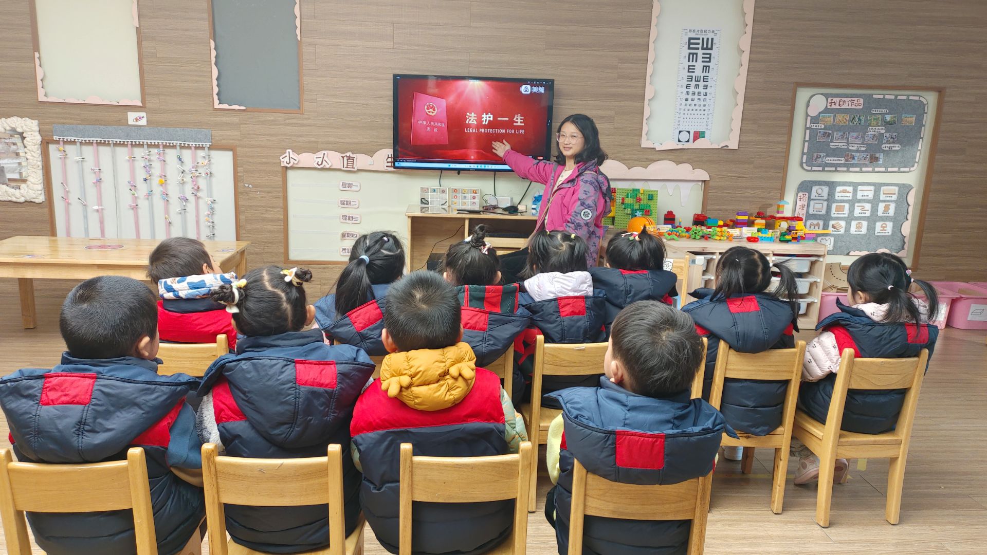 【生命迈幼•校园新闻】学法知法  萌娃先行—记迈幼嘉誉山分园宪法周活动_html_538ec84a.jpg