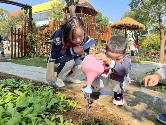 名师参观进校园，观摩交流促成长----迈幼嘉誉山分园仪征市潘岚名师工作室参观活动(1)_html_m242aef75.jpg