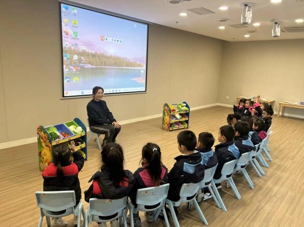 名师参观进校园，观摩交流促成长----迈幼嘉誉山分园仪征市潘岚名师工作室参观活动(1)_html_m1b7e6bc8.jpg