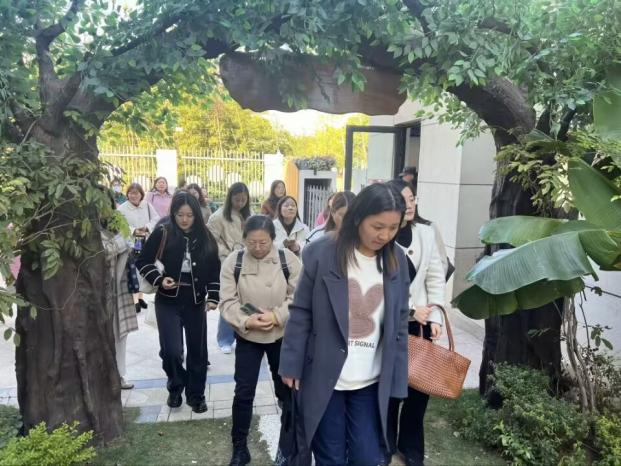 名师参观进校园，观摩交流促成长----迈幼嘉誉山分园仪征市潘岚名师工作室参观活动(1)_html_m26c110b8.jpg