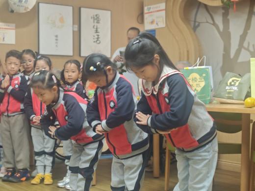 【生命迈幼·校园新闻】童心敬老 情暖重阳_html_m2ba5d695.jpg