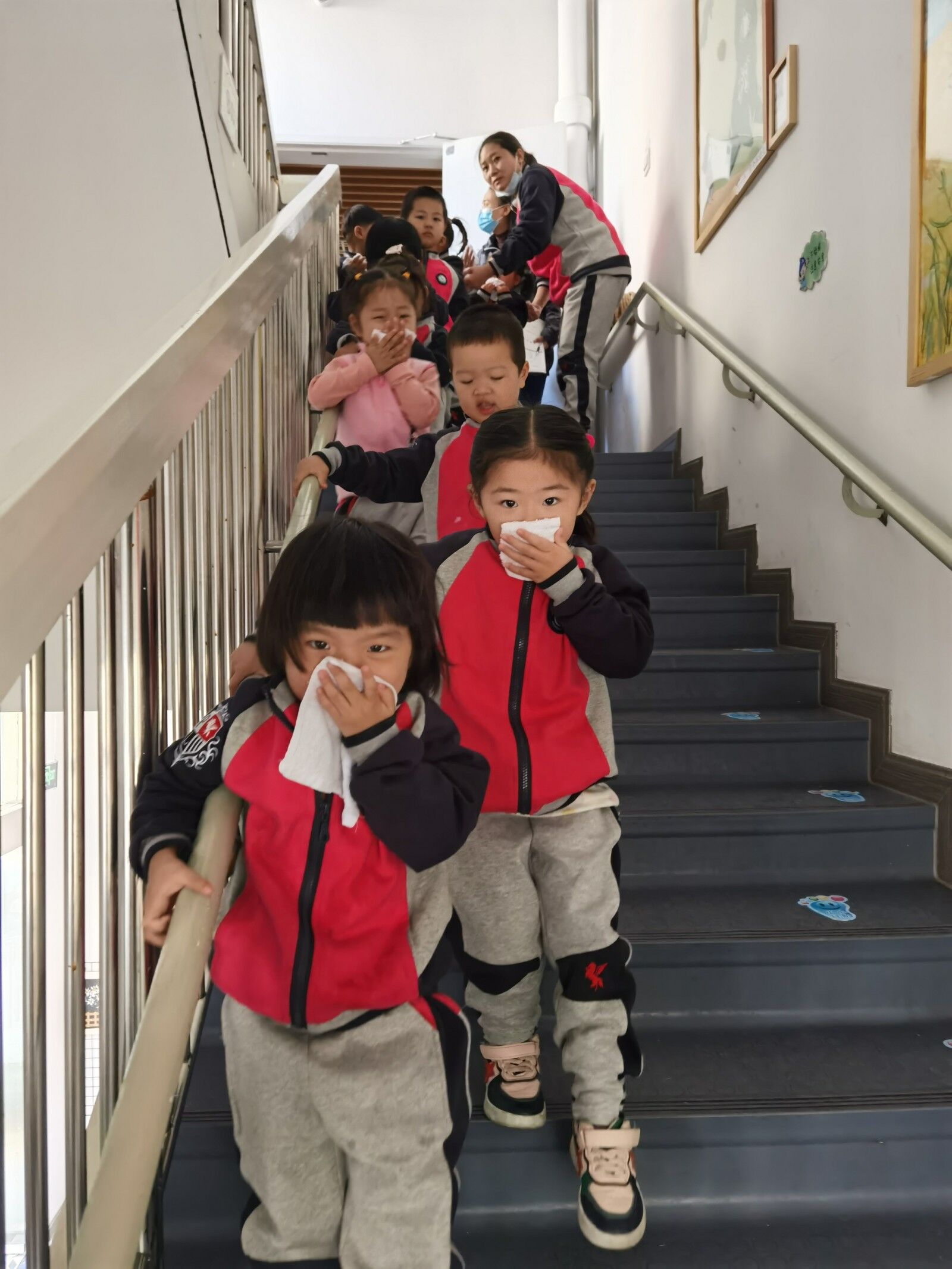 迈幼三园消防安全演练报道2020.11_html_59dd1554.jpg