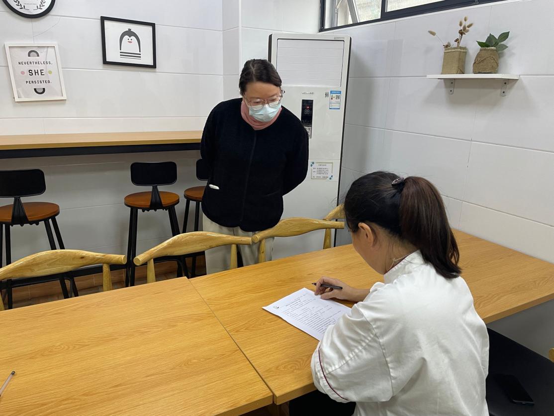 食堂人员理论知识比赛报道10.20_html_f2d254f.jpg