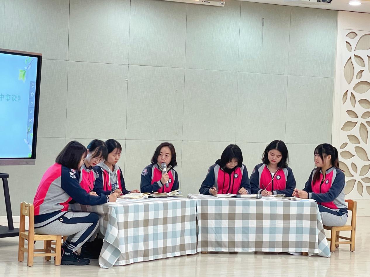 2021.10.25【生命迈幼·校园新闻】满园芬芳话教研 谱写栖霞新诗篇（微信版）_html_m185483fc.jpg