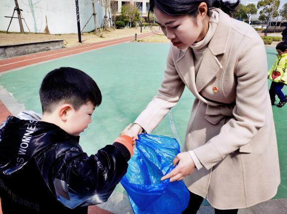 迈幼嘉誉山分园学雷锋新闻稿修改_html_m658f8bee.jpg