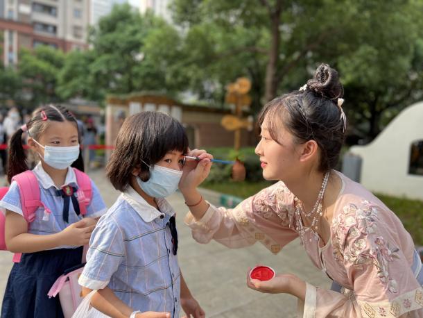 栖霞教育2022.9.1【生命迈幼·校园新闻】硕果丰收季  开学典礼时_html_m5aed24a9.jpg