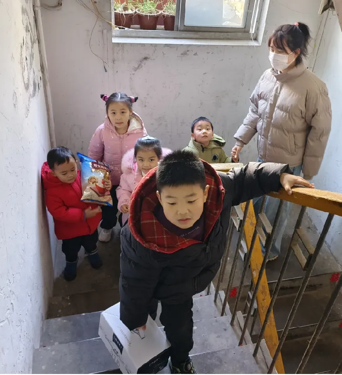 20250114燕华社区慰问老人_html_9d7a954.png