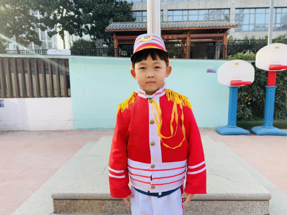 20250106【生活燕幼&middot;园区动态】新城分园——我是小小升旗手大五班升旗活动_html_59962e95.jpg