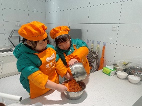 20250109【生活燕幼&middot;园区动态】温馨萌趣，生日悦享——十二月“小桃子”集体生日会_html_m7b286932.jpg
