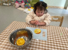 20250109【生活燕幼&middot;园区动态】温馨萌趣，生日悦享——十二月“小桃子”集体生日会_html_7e8196d6.jpg
