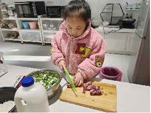 20250103【生活燕幼·园区动态】“节气食光里，共育润童行”——舌尖上的节气之小寒_html_m13d97cae.png