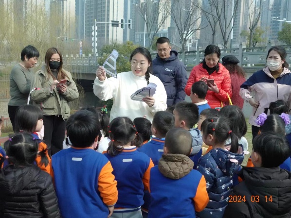 2024.03.16【生活燕幼·年级组动态】新城分园：“走进自然，拥抱春天”——小班组社区活动_html_m4b6c79f7.jpg