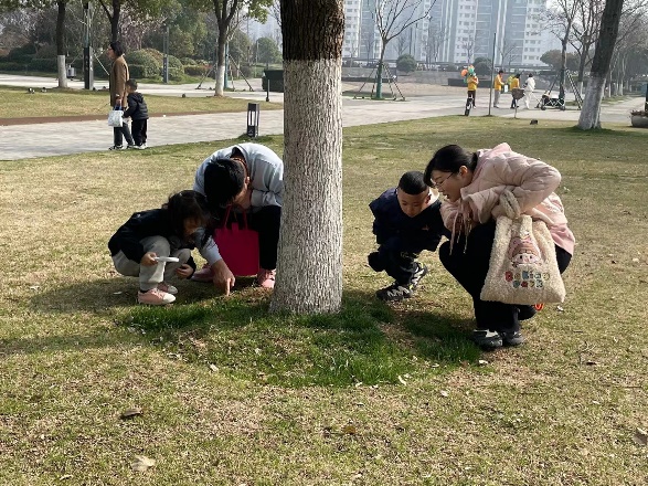 2024.03.16【生活燕幼·年级组动态】新城分园：“走进自然，拥抱春天”——小班组社区活动_html_341edfd8.jpg