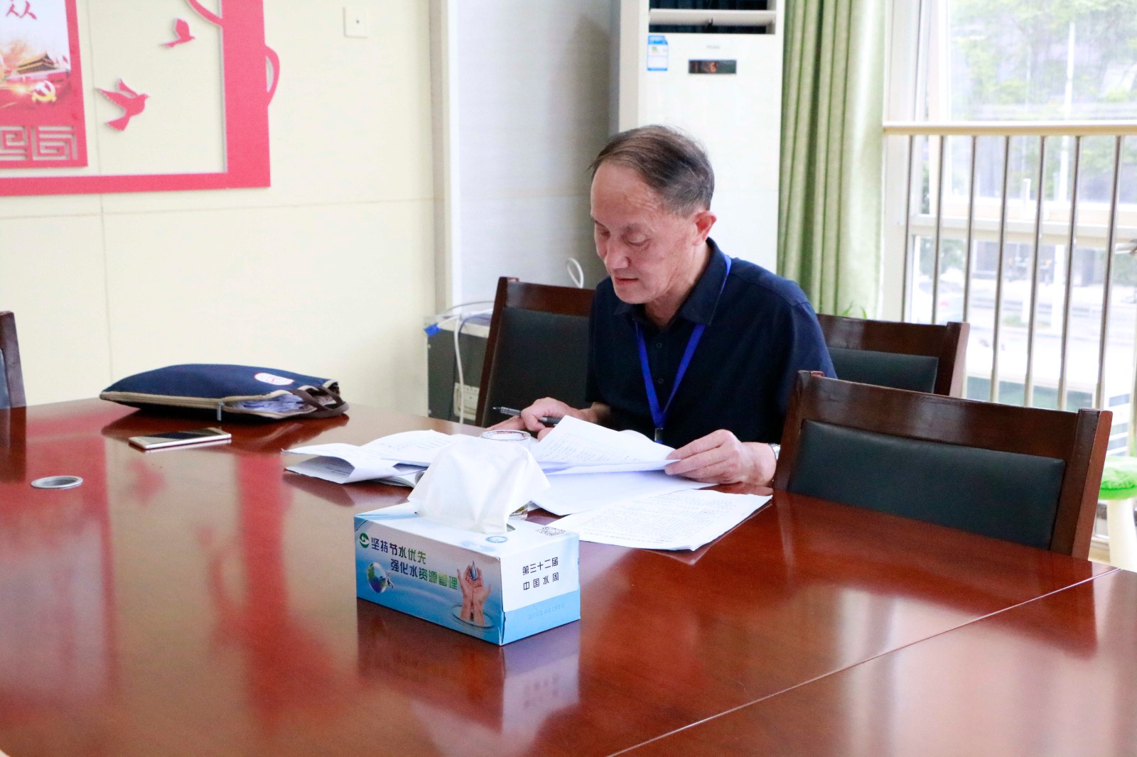 会议室查看资料2.jpg