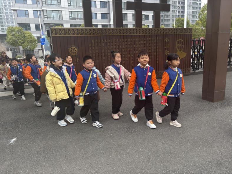 20250310【生活燕幼&middot;园区动态】新城分园：“趣”当小学生 衔接促成长 —— 大班年级组走进小学活动_html_3010582c.jpg