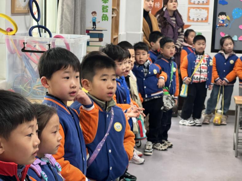 20250310【生活燕幼&middot;园区动态】新城分园：“趣”当小学生 衔接促成长 —— 大班年级组走进小学活动_html_5c3ebf66.jpg