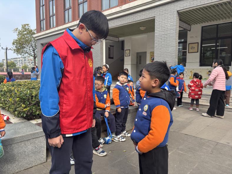 20250310【生活燕幼&middot;园区动态】新城分园：“趣”当小学生 衔接促成长 —— 大班年级组走进小学活动_html_71285f65.jpg