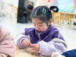 20240308 【生活燕幼·园区动态】人间最美三月天 家园共育绽芳华——三八节亲子手工暨家长学校活动_html_1b9f29b4.jpg