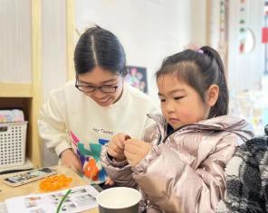 20240308 【生活燕幼·园区动态】人间最美三月天 家园共育绽芳华——三八节亲子手工暨家长学校活动_html_7334d86b.jpg