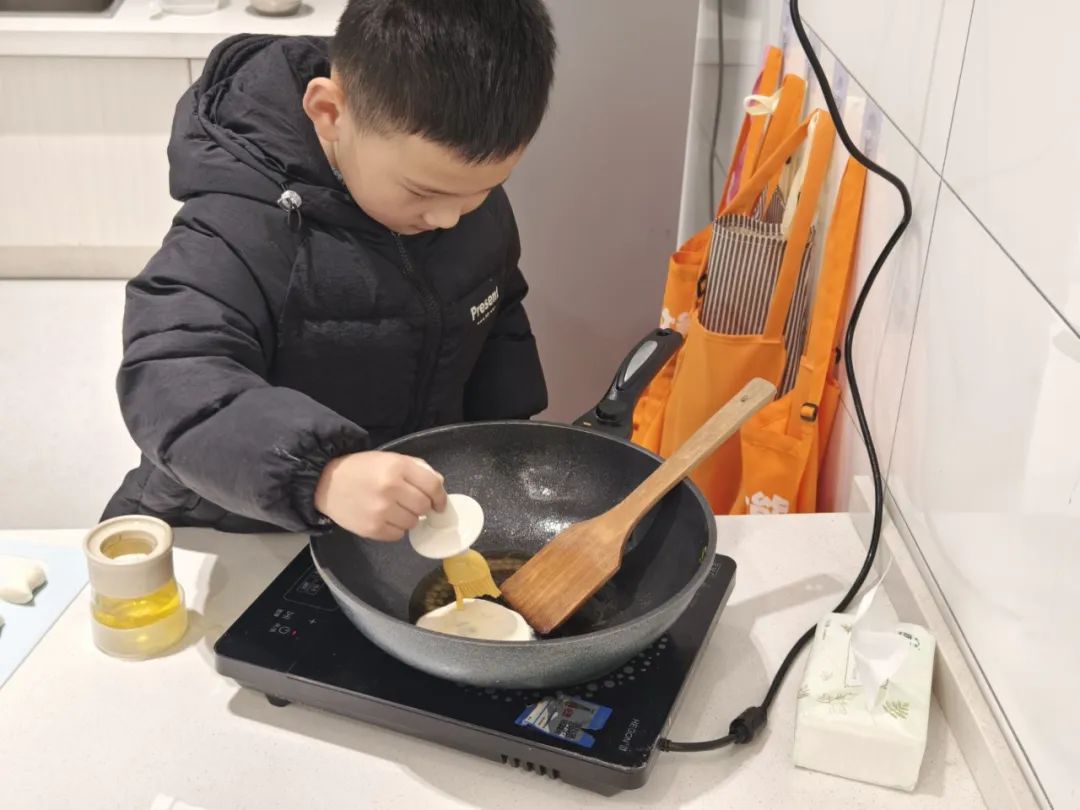 20250304【生活燕幼·园区动态】燕鸣苑分园：“蛰逢春动，饼香悦节”——舌尖上的节气之惊蛰_html_m698c55a5.jpg
