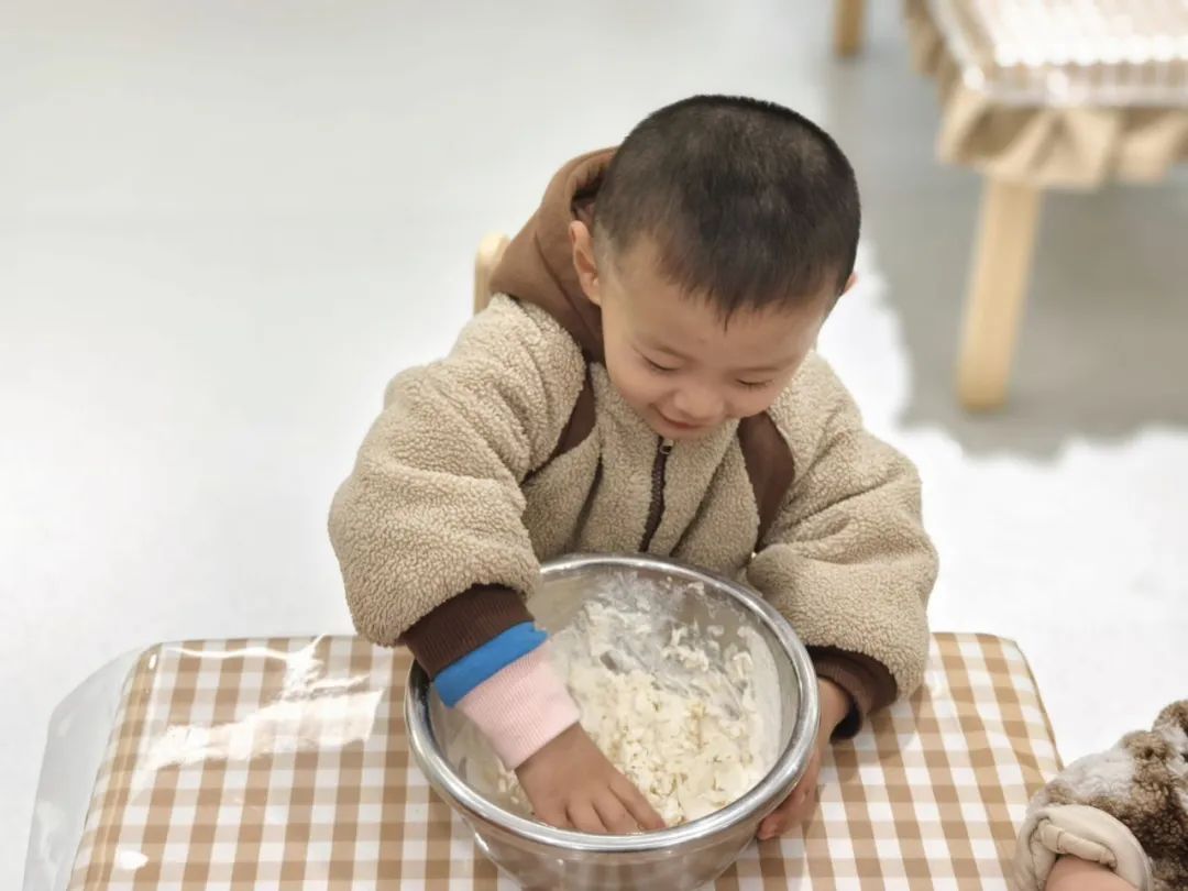 20250304【生活燕幼·园区动态】燕鸣苑分园：“蛰逢春动，饼香悦节”——舌尖上的节气之惊蛰_html_m24838034.jpg