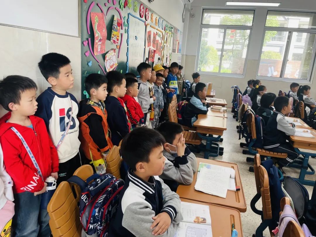 【生活燕幼·园区动态】下庙分园：“大班萌娃探小学，开启人生新篇章”——记幼儿园大班进小学体验活动(1)_html_m4b96628f.jpg