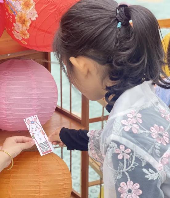 【生活燕幼·园区动态】下庙分园：“燕衔双节  庙趣横生”——双节同庆游园活动(1)_html_m7dbd23f.jpg
