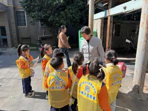 (已瘦身)20250414【生活燕幼·年级组动态】新城分园：“春天不是读书天，行知路上乐实践”——小桃子研学活动_html_m79c302ee.jpg