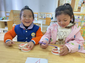 (已瘦身)20250414【生活燕幼·年级组动态】新城分园：“春天不是读书天，行知路上乐实践”——小桃子研学活动_html_366c41d3.png