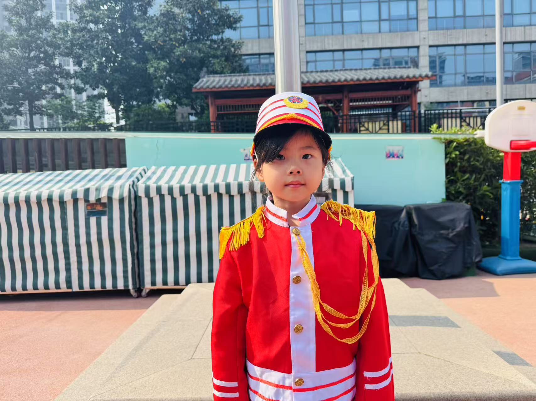 20250428【生活燕幼·园区动态】新城分园——我是小小升旗手大五班升旗活动_html_4b417a0f.jpg