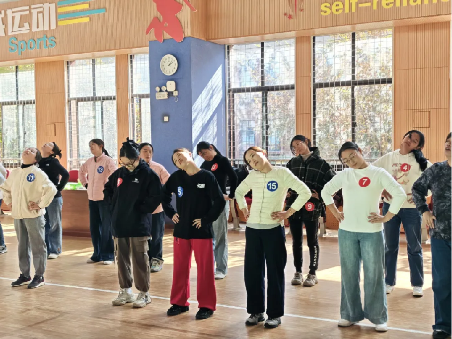 20251124【生活燕幼·园区动态】新城分园:“羽” 你同行展风采 师德铸魂暖初冬 —— 教职工羽毛球趣味赛_html_1d3f32ae.png