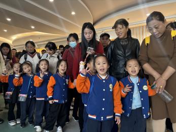 20241030 【生活燕幼·园区动态】燕鸣苑分园：“邂逅秋色，一起‘趣’秋游”——亲子秋游活动_html_1c6b9580.jpg