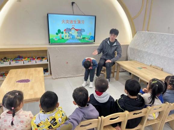 20241107【生活燕幼·安全第一】燕鸣苑分园：“消防在‘童’心，安全护‘童’行”——幼儿园消防安全培训及疏散演练_html_75fb6822.jpg
