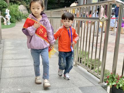 【生活燕幼·年级组动态】下庙分园：“大带小，乐成长”——小班幼儿成长纪实_html_m3b038f09.jpg