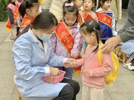 【生活燕幼·年级组动态】下庙分园：“大带小，乐成长”——小班幼儿成长纪实_html_61117377.jpg