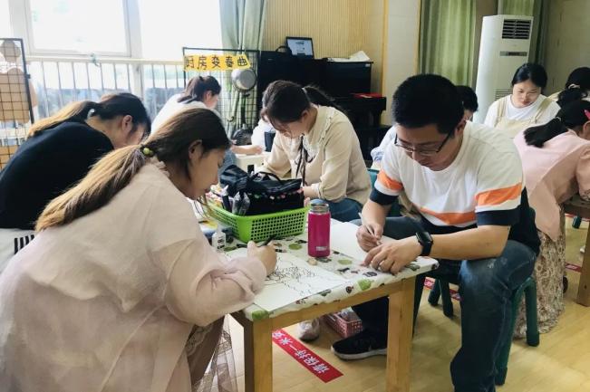 20220531【园区动态】下庙园区：“画纸展技能，笔尖亮风采”——教师美术技能考核_html_m15ba6233.jpg