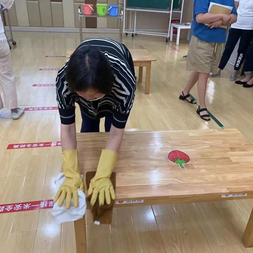 20220609  【安全第一】下庙园区：“扎实消毒技能，共促保教成长”——保育老师桌面消毒比赛活动_html_m43bf9768.jpg