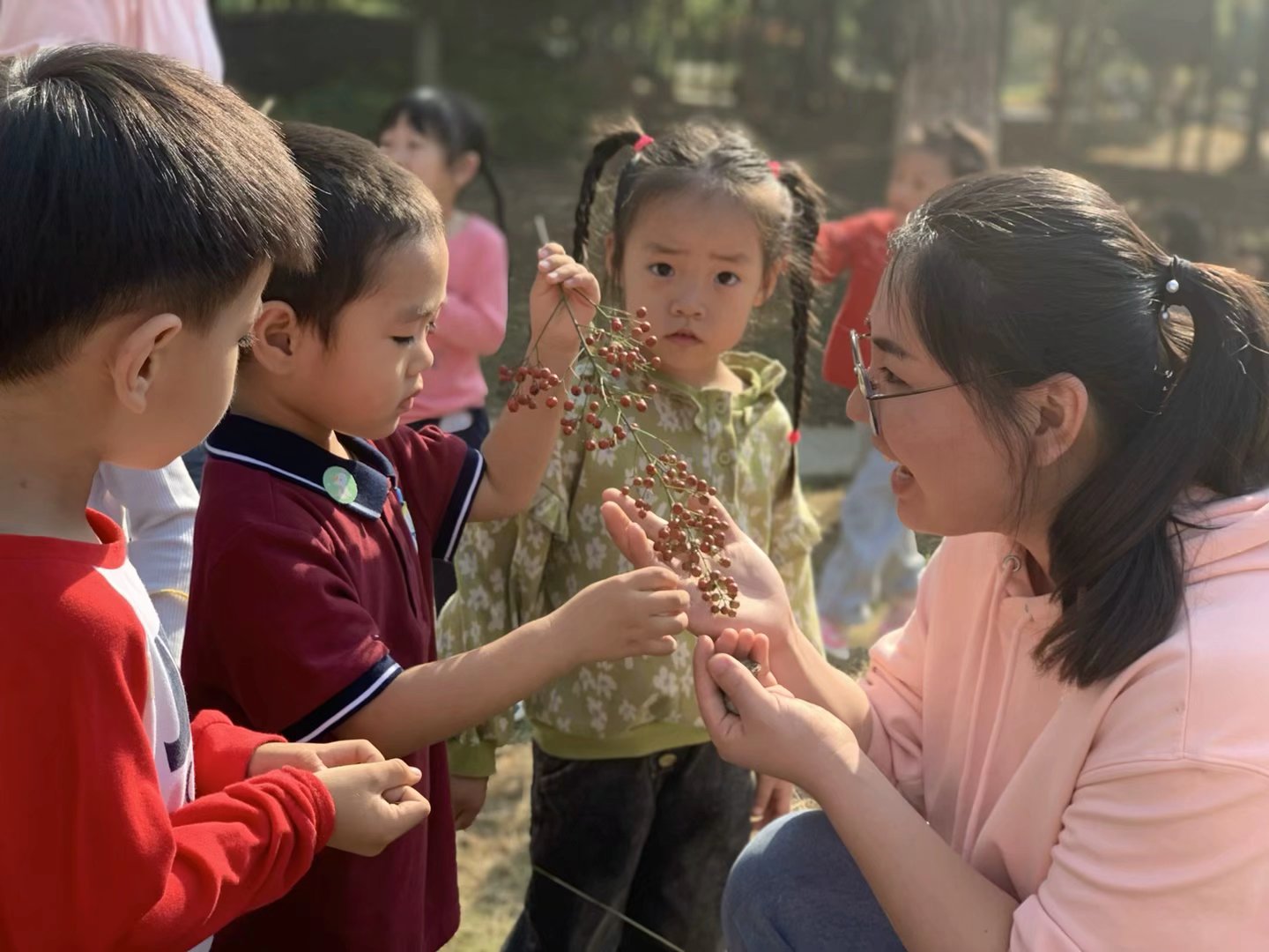【生活燕幼·年级组动态】下庙分园：“走进公园，收集秋意”——小班组社区活动(1)_html_m4bc150d5.jpg