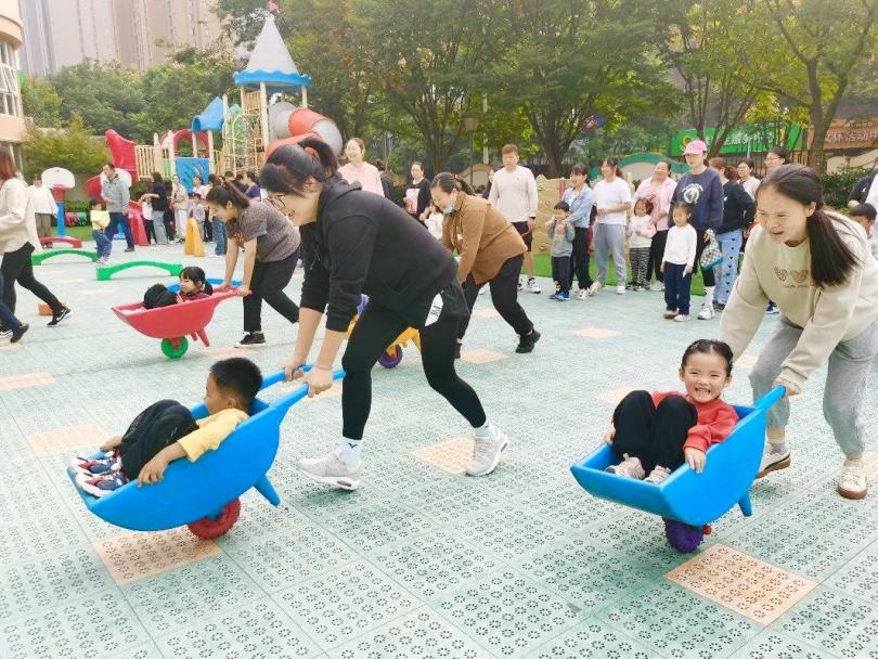 【生活燕幼·年级组动态】下庙分园：“大手牵小手，一起来运动”——中班半日开放暨亲子运动会活动_html_m553f1591.jpg